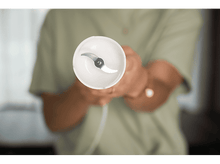 Charger l&#39;image dans la galerie, Gros plan sur la tête d&#39;un mixeur plongeant blanc avec lames. Mains en arrière-plan.
