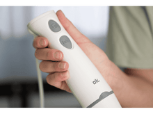 Charger l&#39;image dans la galerie, Main tenant un mixeur plongeant blanc avec l&#39;étiquette &#39;ok&#39;.
