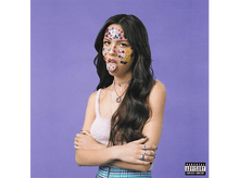 Charger l'image dans la galerie, Femme avec des autocollants sur le visage, portant un haut rose, debout devant un fond violet. Le mot 'SOUR'.
