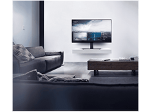 Charger l&#39;image dans la galerie, Un salon moderne avec une télévision affichant une interface intelligente.
