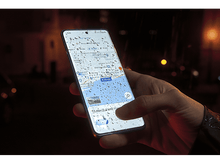 Charger l&#39;image dans la galerie, Une main tenant un smartphone avec une carte montrant un itinéraire sous la pluie. L&#39;écran est mouillé.
