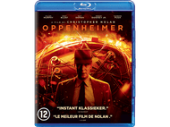 Couverture Blu-ray d'Oppenheimer. Un homme avec un chapeau, explosion de bombe en arrière-plan. Texte en plusieurs langues.