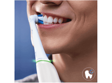 Charger l&#39;image dans la galerie, Une personne se brosse les dents avec une brosse à dents électrique. Brosse blanche, poils bleus et blancs.
