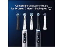 Charger l&#39;image dans la galerie, Cinq têtes de brosse à dents électriques et deux manches. Texte : Compatible uniquement avec les brosses à dents électriques io.
