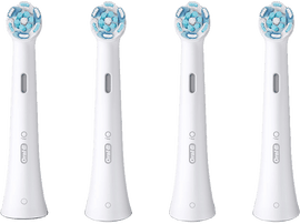 Quatre têtes de brosse à dents Oral-B iO, corps blanc, poils bleus et blancs, sur fond blanc.