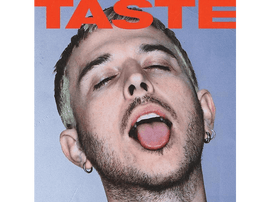 Homme avec la bouche ouverte et la langue dehors, sur une couverture de magazine avec le mot TASTE.