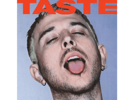 Homme avec la bouche ouverte et la langue dehors, sur une couverture de magazine avec le mot TASTE.
