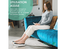 Charger l&#39;image dans la galerie, Femme sur canapé utilisant un masseur de jambes. Texte en français promouvant l&#39;usage assis.
