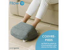 Charger l&#39;image dans la galerie, Pieds d&#39;une personne dans un chauffe-pieds sur un sol beige. Le texte dit &#39;Couvre-pieds&#39;.
