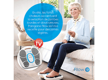 Charger l&#39;image dans la galerie, Femme âgée utilisant un masseur de pieds, texte en français décrivant son utilisation pour les jambes lourdes.
