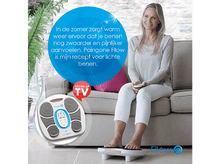 Charger l&#39;image dans la galerie, Une femme utilisant un appareil sur ses pieds. Texte dans un cercle bleu.
