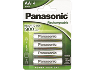 Quatre piles rechargeables AA dans un emballage, marque Panasonic.