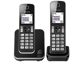 Deux téléphones sans fil Panasonic noirs, un sur socle, affichent des numéros. Les boutons sont visibles.