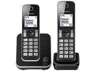 Deux téléphones sans fil Panasonic noirs, un sur socle, affichent des numéros. Les boutons sont visibles.