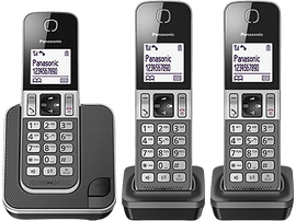 Trois téléphones sans fil sur des chargeurs. Combinés noirs, chargeurs gris, fond noir.