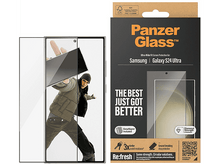 Charger l&#39;image dans la galerie, Boîte de protection d&#39;écran PanzerGlass et téléphone avec un homme en arrière-plan.
