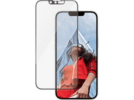 Téléphone avec protecteur d'écran appliqué. Le protecteur est sur le téléphone, une femme en rouge est en arrière-plan.