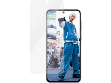 Un homme en veste bleue tient un téléphone avec un protecteur d'écran appliqué.