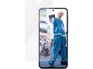 Un homme en veste bleue tient un téléphone avec un protecteur d'écran appliqué.