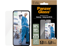 Charger l&#39;image dans la galerie, Téléphone avec protecteur d&#39;écran et boîte. Homme en veste bleue, fond d&#39;une ville.
