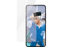 Charger l&#39;image dans la galerie, Une personne tenant un téléphone noir. Un protecteur d&#39;écran est placé à côté du téléphone. La personne porte une veste bleue.
