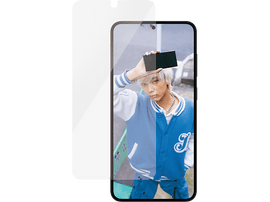 Une personne tenant un téléphone noir. Un protecteur d