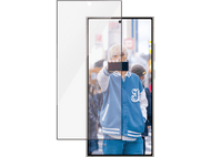 Protecteur d'écran sur un téléphone. Une personne prend une photo. Arrière-plan de la rue. Cadre noir.