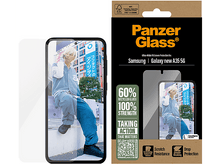 Charger l&#39;image dans la galerie, Téléphone avec protecteur d&#39;écran. Publicité : PanzerGlass. Montre téléphone et personne.
