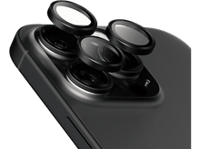 Charger l&#39;image dans la galerie, Gros plan sur les lentilles de l&#39;appareil photo d&#39;un téléphone avec des protecteurs d&#39;objectif.
