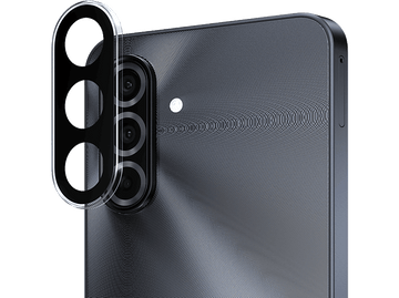 Gros plan du module de caméra arrière d'un téléphone avec trois lentilles et un flash, sur surface sombre.