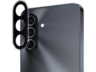 Gros plan du module de caméra arrière d'un téléphone avec trois lentilles et un flash, sur surface sombre.