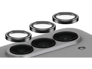 Gros plan sur trois objectifs d'appareil photo sur un téléphone gris.