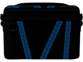 Un sac noir avec des motifs de traces de pneus bleus. Il a une bandoulière et une fermeture éclair.