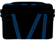 Un sac noir avec des motifs de traces de pneus bleus. Il a une bandoulière et une fermeture éclair.