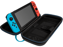 Charger l&#39;image dans la galerie, Console Nintendo Switch dans un étui de transport bleu et noir, ouverte sur une surface blanche.
