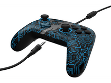 Charger l&#39;image dans la galerie, Manette noire et bleue avec boutons et joysticks, reliée à un câble noir sur fond blanc.
