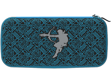 Charger l&#39;image dans la galerie, Étui bleu et noir pour console de jeu. Silhouette d&#39;une figure avec un arc et une flèche.
