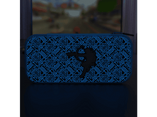 Charger l&#39;image dans la galerie, Étui à motifs bleu et noir avec silhouette de personnage, devant un écran de jeu.
