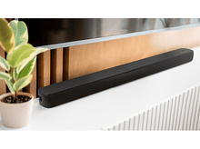 Charger l&#39;image dans la galerie, Arrière d&#39;une télévision noire avec grille et pieds.
