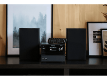 Charger l&#39;image dans la galerie, Système audio avec enceintes, télécommande et composants noirs.
