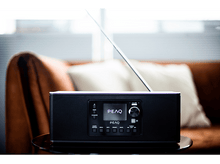 Charger l&#39;image dans la galerie, Radio PEAQ noire et argentée. Un écran et un bouton de commande sont visibles.
