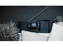 Charger l&#39;image dans la galerie, Une radio noire avec petit écran et télécommande sur une surface blanche.
