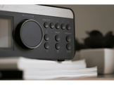 PEAQ Radio-réveil DAB+ avec chargeur intégré (PCR 540 DAB+)