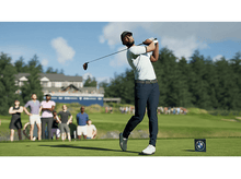 Charger l&#39;image dans la galerie, Un golfeur en chemise vert clair effectue un swing avec un club de golf.
