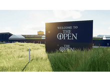 Charger l&#39;image dans la galerie, Le panneau du tournoi de golf The Open avec un parcours de golf en arrière-plan, sous un ciel ensoleillé.
