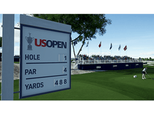Charger l&#39;image dans la galerie, Tableau de bord de l&#39;US Open de golf. Trou 1, Par 4, 488 yards. Un golfeur se prépare à putter. Spectateurs en arrière-plan.
