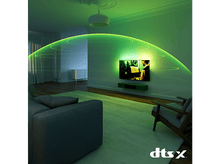 Charger l'image dans la galerie, Un salon avec une télévision, un canapé et une chaise. La lumière verte entoure la télévision.
