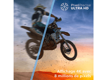 Charger l'image dans la galerie, Motard en moto sautant, flou de mouvement. Fond ciel avec texte sur écran 4K.
