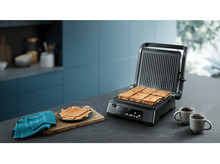 Charger l&#39;image dans la galerie, Sandwiches grillés sur un grill, tranches de fromage et une serviette sur une table.
