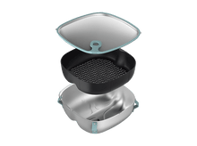 Charger l&#39;image dans la galerie, Vue éclatée d&#39;un récipient alimentaire carré. Il a un couvercle, un panier noir et un récipient argenté.
